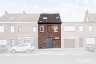 <p><span>Deze leuke en zeer ruime woning in Bavikhove is recent gerenoveerd en heeft alle troeven die een gezin verlangt. Een mooie inkomhal met een ruime berging en wasplaats.  Een open keuken en leefruimte die uitziet op de grote tuin. 3 slaapkamers, en mooie badkamer met bad en douche en apparte toiletten boven en beneden.  Kortom het verlanglijstje van een groot deel van de marktstemt hiermee overeen, wees er daarom snel bij!  Dit alles in combinatie met conforme elektriciteit en een goed EPC zorgt ervoor dat deze woning alle troeven heeft.  Indien je interesse hebt maak snel een afspraak op het nr. 056/96.08.00 of mail naar info@property-vastgoed.be    </span></p>