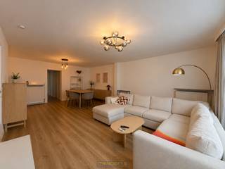 Dit <strong>INSTAPKLARE APPARTEMENT</strong> is gelegen in een <strong>AANGENAME RESIDENTIE</strong>, gelegen in Ename, een deelgemeente van Oudenaarde. Dankzij de <strong>UITSTEKENDE LIGGING</strong> bevindt u zich op een boogscheut van de <strong>N60</strong>, <strong>WINKELS </strong>en het <strong>CENTRUM VAN OUDENAARDE</strong>.<br /><br />Binnenin straalt het appartement een <strong>WARME EN GEZELLIGE</strong> sfeer uit. De indeling is praktisch en doordacht: een inkomhal met toegang tot een apart toilet, een <strong>RUIME WOONKAMER</strong> met aansluitend een keuken, <strong>2 VOLWAARDIGE SLAAPKAMERS,</strong> een badkamer en een praktische ruime berging.<br />Buiten geniet u volop van een aangenaam <strong>TERRAS </strong>, ideaal om te ontspannen. Daarnaast beschikt het appartement over een <strong>GARAGEBOX</strong> waar u uw wagen zorgeloos kunt parkeren.<br /><br />Adres: Martijn van Torhoutstraat 148 bus 1, 9700 Oudenaarde<br />Beschikbaar vanaf 1 augustus 2026<br />Huurprijs: €850/maand + €50 syndic<br />EPC: 220kWh/m²/jaar.