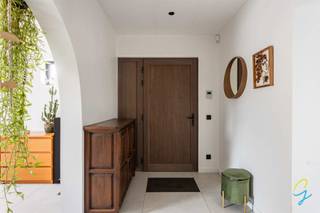 Op zoek naar een recent gerenoveerde woning met veel ruimte, licht en comfort? Dan is deze charmante halfopen bebouwing zeker een bezoek waard.<br /><br />Deze woning werd grondig gerenoveerd in 2020 en geniet van een aangename lichtinval dankzij de grote raampartijen. Op het gelijkvloers bevindt zich een praktische bureauruimte, ideaal voor thuiswerk of als hobbykamer. Verder biedt de woning een ruime leefruimte met open, volledig ingerichte keuken. Vanuit de keuken geniet u van een prachtig uitzicht op de omliggende groene velden, wat zorgt voor een unieke woonbeleving.<br /><br />Aansluitend aan de keuken bevindt zich een grote berging die niet alleen extra opslagruimte biedt, maar ook plaats voorziet voor een wasmachine en droogkast.<br /><br />Via de trap bereiken we de eerste verdieping, waar zich twee volwaardige slaapkamers bevinden. De moderne badkamer is uitgerust met alle hedendaagse comfort.<br /><br />De zolderverdieping biedt tal van mogelijkheden en kan eenvoudig verder afgewerkt worden tot een derde slaapkamer. Bovendien werd hier reeds ruimte voorzien voor een tweede badkamer met ligbad, waardoor deze verdieping perfect kan worden ingericht als een volwaardige master suite.<br /><br />Extra troeven:<br /><br />- Veel natuurlijke lichtinval<br />- Praktische bureauruimte<br />- Volledig ingerichte open keuken<br />- Rustig uitzicht op groene velden<br />- Voorziening voor een tweede badkamer op zolder<br />- Asbestveilig<br />- EPC-label B<br /><br />Een ideale woning voor wie op zoek is naar ruimte, comfort en een energiezuinige thuis in een groene omgeving.<br />Mis deze unieke kans niet! Neem vandaag nog contact op voor meer informatie of een bezichtiging in te plannen.<br />Contacteer Ruben op 0479/ 03 90 17 of mail naar ruben@cornelis-goeman.be