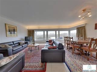 Ontdek dit ruime hoekappartement van 135m² op de eerste verdieping aan de Cyriel de Grootelaan 40, Middelkerke, met een zicht op de duinen...