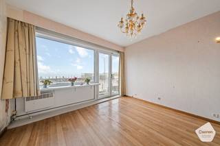 Dit appartement bevindt zich op de <strong>eerste</strong> <strong>verdieping</strong> van een gebouw aan de Zeedijk en is bereikbaar met de <strong>lift</strong>. Het is een <strong>volledig</strong> <strong>te</strong> <strong>renoveren</strong> ruimte, met veel potentieel om het helemaal naar eigen smaak en wensen in te richten. Momenteel beschikt het appartement over <strong>één</strong> <strong>slaapkamer</strong>, maar door de slimme indeling en ruime oppervlakte is er zeker de <strong>mogelijkheid</strong> om een <strong>tweede</strong> <strong>slaapkamer</strong> te creëren. De woning heeft een <strong>open</strong> <strong>indeling</strong> voor de woonkamer en keuken, wat flexibiliteit biedt bij het herinrichten van de ruimte.<br /><br />De grote ramen zorgen voor veel <strong>natuurlijk</strong> <strong>licht</strong> en bieden een <strong>mooi</strong> <strong>uitzicht</strong> over de Zeedijk en het omliggende gebied, wat de locatie extra aantrekkelijk maakt. Met wat renovatie en creatief ontwerp kan dit appartement een gezellige en moderne woning worden. Door de <strong>strategische</strong> <strong>ligging</strong> vlak bij de kustlijn, kun je genieten van alle voordelen die de omgeving te bieden heeft, terwijl je tegelijkertijd het appartement volledig naar wens kunt omtoveren.