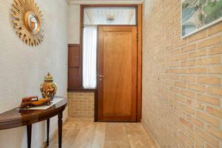 Une opportunité unique dans le centre d'Ypres ! Maison spacieuse (4-6 chambres) avec jardin urbain, garage intérieur et terrasse sur le toit. Divisé en 2 entités ou facilement converti en maison unifamiliale.<br /><br />Disposition : <br />Rez-de-chaussée : Hall d'entrée - Salon spacieux avec beaucoup de lumière - Cuisine avec accès au jardin de la ville - Hall avec toilettes séparées - Chambre 1 avec salle de bain attenante avec lavabo et baignoire - Chambre 2 - Buanderie - Garage intérieur. <br /><br />Étage +1 : Spacieux appartement avec salon avec cuisine (possibilité de créer des pièces supplémentaires) - Salle de bain avec accès à la terrasse sur le toit - Chambre 3. <br /><br />Étage +2 : Chambre 4 - Grenier spacieux. <br /><br />GÉNÉRAL : <br />- EPC D ET F <br />- Chauffage central au gaz naturel <br />- Demeure seigneuriale <br />- Centre-ville d'Ypres avec garage intérieur <br />- Maison bien entretenue <br />- Peut servir d'investissement ! <br /><br />CPE : 314 kWh/m² / CU : 20260824-0003939102-RES-1<br />CPE : 589 kWh/m² / CU : 20260824-0003937181-RES-1<br /><br />Le bien est proposé selon la formule Pre-sale. Du 23/09/2026 14:00 au 26/09/2026 12:00, vous pouvez visiter la maison sur rendez-vous et faire une offre. Le prix affiché est un prix indicatif. Pour plus d'informations, veuillez contacter le responsable du dossier.<br /><br />Ce bien est soumis à l'obligation de rénovation imposée par le gouvernement flamand pour les bâtiments résidentiels (sauf en cas de démolition dans les 5 ans suivant l'achat). Pour plus d'informations, veuillez consulter le site web de l'Agence flamande de l'Énergie et du Climat via https://www.vlaanderen.be/een-woning-kopen/renovatieverplichting-voor-residentiele-gebouwen<br /><br />Registre des mesures: non