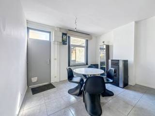 Maison abordable prête à être louée près du centre de Courtrai. Cette propriété se compose au rez-de-chaussée d'un espace de vie avec poêle à...
