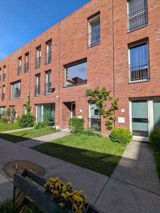 **Een thuis om van te houden**Instapklare rijwoning · 120 m² · 3 slaapkamers · autovrije straat · groene stadstuin · EPC AVraagprijs:...