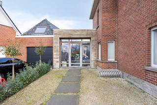Deze woning met commerciële ruimte is vlot bereikbaar gelegen in de Izegemsestraat 70 te Lendelede. Het kapsalon beschikt over privatieve parking...