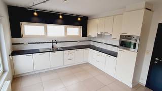 Ruim gerenoveerd gelijkvloers appartement, 90m², met 2 slaapkamers, een ruime en volledig uitgeruste keuken, met terras en twee autostaanplaatsen. Een extra kelderruimte van 25m² is inclusief.<br />De leefruimte, met privé buitendeur, bestaat uit één grote ruimte van maar liefst 9 meter op 4 meter. Met grote raampartijen over de gehele lengte, voelt de ruimte licht en fris aan.<br />Keuken (16m²): Modern, voorzien van keramisch vuur, inbouw koelkast, Vaatwasser (Nieuw), combi microgolf+oven, dampkap en Franke spoelbak met nieuw kraanwerk.<br />Zithoek (20m²): vormt samen met de keuken één grote ruimte met vele mogelijkheden. Tv en internetaansluiting voorzien.<br />Slaapkamer 1 (17m²): Ruime kamer met lichtkoepel. Tv en internetaansluiting voorzien<br />Slaapkamer 2 (15m²): Deze slaapkamer heeft als nadeel dat je door deze ruimte moet om de andere slaapkamer te bereiken. Doch door zijn grootte biedt deze ook vele andere mogelijkheden (dressing, bureau, hobbykamer), en eventueel kan je met een extra muurtje hier toch een alleenstaande kamer van maken.<br />Berging: een vrij ruime berging, met inbouwmaatkast, waar ook plaats voorzien is voor wasmachine, droogkast en diepvriezer. <br />Badkamer: een moderne compacte badkamer met inloopdouche, wastafel met kolomkast, (hang)toilet. <br />Gemeenschappelijke inkomhal: Om de hoek beschikt het pand ook over een gemeenschappelijke inkomhal, die gedeeld wordt met één ander appartement. Hier is ook een ingang naar het gelijkvloers appartement, alsook de toegang tot de keldertrap. <br />Kelder - 25m². Ook deze is gerenoveerd met tegelvloer, plafondbedekking, geverfd en zorgt voor een zee van ruimte voor opslag van allerhande spullen. <br />Bij het pand hoort de gehele buitenhoek, inclusief terras en twee geklinkerde autostaanplaatsen. De rest is afgewerkt met onkruiddoek en gele steentjes en bied plaats voor eventueel nog 2 wagens, handig als je bezoek hebt. De locatie is top. Nabij het centrum met winkels, bushalte, scholen. Op 5min van de E313, 12min van de E314 (Klaverblad)