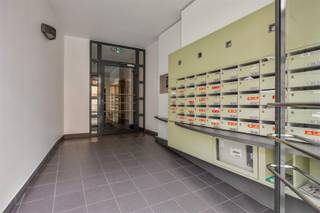 <p><span>Situé à quelques pas de la gare et du centre historique de Louvain, nous proposons à la location ce studio meublé et économe en énergie. <br />Ce studio lumineux situé au troisième étage d'une résidence bien entretenue appelée “De Nervier”, construit en 1993, a récemment été entièrement rénové dans les règles de l'art, a une surface habitable nette de 24m² et dispose d'une kitchenette équipée avec plaque de cuisson à induction, hotte aspirante, évier, four combiné encastré et réfrigérateur encastré avec compartiment congélateur hotte aspirante, évier, four combiné encastré et réfrigérateur encastré avec compartiment congélateur,  un espace de vie et de couchage avec un beau parquet et un placard encastré, comprenant une machine à laver et un sèche-linge, et une salle de bain séparée avec lavabo, douche et toilettes. </span><span>Il y a également un garage à vélos commun souterrain ainsi qu'un local à poubelles. <br />En bref, ce studio confortable et meublé vaut vraiment la peine d'être visité et est disponible immédiatement. Les charges mensuelles s'élèvent à 100 euros (eau comprise). </span></p><p><span> </span></p>