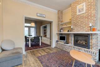 Topligging...Via de inkomhal komen we in de gezellige leefruimte. De erker vooraan zorgt voor extra lichtinval en charme. Via een tussenplaats met...