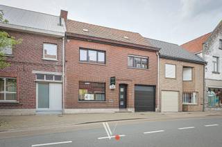 Deze <strong>robuuste en verrassend ruime woning</strong> bevindt zich in het centrum van Izegem, op korte afstand van belangrijke invalswegen, scholen en het winkelcentrum Shopping Izegem.<br />Zowel binnen als buiten geniet je hier van <strong>opmerkelijk veel ruimte</strong>. De woning beschikt over een <strong>bewoonbare oppervlakte van 184 m²</strong> (volgens EPC) en ligt op een <strong>uitzonderlijk ruim perceel van maar liefst 824 m²</strong> — een zeldzame troef in het centrum.<br /><br />De woning werd reeds voorzien van enkele <strong>belangrijke vernieuwingen</strong>, wat resulteert in een <strong>energielabel D</strong>, waardoor er <strong>géén renovatieplicht</strong> van toepassing is. Zo werden onder andere de <strong>ramen en de verwarmingsketel volledig vernieuwd</strong>. Bovendien is er achteraan het perceel een <strong>uitweg</strong> (voor voetgangers) voorzien.<br /><br />De <strong>tuin vormt zonder twijfel de absolute eye-catcher</strong> van deze eigendom. Hier kan je in alle rust genieten van het buitenleven en iedereen met groene vingers zal zich hier ongetwijfeld volledig kunnen uitleven.
<div>
<hr /></div>
<strong>Indeling</strong><br /><strong>Gelijkvloers:</strong><br />Inkomhal, ruime woonkamer, eetkamer, keuken, berging/wasplaats, garage, veranda en apart toilet.<br /><strong>Eerste verdieping:</strong><br />3 slaapkamers en badkamer.<br /><strong>Zolder:</strong><br />Bereikbaar via een vaste trap, met <strong>mogelijkheid tot het creëren van extra kamers</strong>.
<div>
<hr /></div>
<strong>Grootste troeven</strong>
<ul>
<li><span>Zeer ruime tuin </span></li>
<li><span>Uitweg achteraan het perceel </span></li>
<li><span>Geen renovatieplicht (energielabel D) </span></li>
<li><span>Vernieuwde ramen en verwarmingsketel </span></li>
<li><span>Centrale ligging in Izegem</span></li>
</ul>
<br />