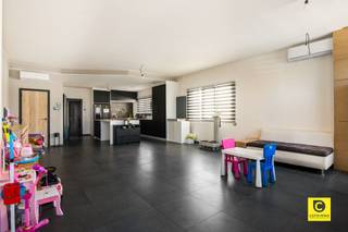 <p><span>Ruime halfopen woning met 4 slaapkamers en garage/magazijn in rustige, groene omgeving</span></p><p><span>Deze charmante halfopen woning met vier slaapkamers en een achterliggend magazijn/werkruimte bevindt zich op een steenworp afstand van de belangrijke verbindingswegen naar Antwerpen, Brussel en Gent. Gelegen in een rustige wijk tussen het park en De Schorre, op wandelafstand van het centrum van Boom, combineert deze woning rust, ruimte en een uitstekende bereikbaarheid.</span></p><p><span>Met een bewoonbare oppervlakte van 236 m² en een grondoppervlakte van 386 m² biedt deze woning volop plaats voor het hele gezin, met een perfecte mix van functionaliteit, comfort en modern design.</span></p><p><span>Indeling:</span></p><ul><li><span>Gelijkvloers:</span><span> Bij binnenkomst via de inkomhal ontdek je een ruime, lichtrijke living van circa 56 m². De eigentijdse keuken met centraal eiland is afgewerkt met hoogwaardige materialen en moderne toestellen. De open leefruimte zorgt voor een gezellige, aangename sfeer met veel natuurlijk licht. De vloeren zijn voorzien van stijlvolle donkere tegels, onderhoudsvriendelijk en hedendaags. De living is uitgerust met airco en rolluiken. Verder biedt het gelijkvloers een gastentoilet, twee bergingen, een bureauruimte, een slaapkamer en een praktische wasruimte. </span></li><li><span>Eerste verdieping:</span><span> Hier bevinden zich drie slaapkamers van respectievelijk circa 16 m², 10 m² en 19 m², waarvan de grootste voorzien is van airco. De moderne badkamer beschikt over een wellness-badkamer met douche, glazen afscheiding en praktische voorzieningen. </span></li><li><span>Oprit en garage/magazijn:</span><span> De woning beschikt over een ruime oprit voor meerdere autos. De garage/magazijn van circa 37 m² biedt talloze mogelijkheden, van hobbyruimte tot werkplaats. </span></li></ul><p><span>Extra troeven:</span></p><ul><li><span>Halfopen bebouwing met veel privacy </span></li><li><span>Vier slaapkamers + bureauruimte </span></li><li><span>Oprit voor meerdere autos </span></li><li><span>Garage/magazijn van circa 37 m² </span></li><li><span>Uitstekende verbinding naar Brussel, Antwerpen en Mechelen </span></li><li><span>Op wandelafstand van winkels, scholen, openbaar vervoer en groen</span></li><li><span>asbest veilig </span></li></ul>