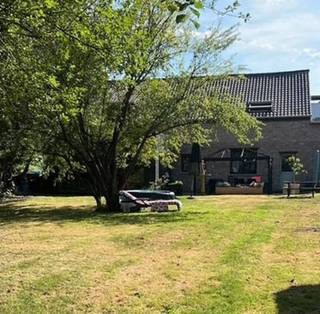 <p>Achterin gelegen en volledig omgeven door groen bevindt zich deze uitzonderlijk ruime woning met een unieke indeling en een loftgevoel. Dankzij het open karakter, de mezzanine en de indrukwekkende leefruimte geniet deze woning van een echte loftbeleving waar licht, ruimte en gezelligheid centraal staan.</p>
<p>Bij het binnenkomen word je verwelkomd in een zeer ruime inkomhal met gastentoilet. Op het gelijkvloers bevindt zich daarnaast een aparte bureau die perfect kan dienen als thuiswerkplek of extra slaapkamer. Verder is er een praktische berging/wasplaats met cv-ruimte.</p>
<p>Het hart van de woning is zonder twijfel de indrukwekkende open leefruimte. Hier vloeien living, eetplaats en open keuken naadloos in elkaar over tot één grote, lichtrijke ruimte met mezzanine en een prachtig loftgevoel. De open structuur zorgt voor een bijzonder ruimtelijk en warm karakter. De keuken is van Ixina en volledig ingericht met ontbijt- of aperitiefhoek</p>
<p>Op de verdieping bevindt zich een mezzanine -open tot onder dak - met bureau, een ruime master bedroom in open concept met een dressing en een terras. Daarnaast is er een grote badkamer met ligbad en inloopdouche twee slaapkamers en een gezellige slaapzolder.</p>
<p>Ook buiten is het aangenaam vertoeven. De mooie tuin biedt veel privacy en is omgeven door struiken, planten, een prachtige boom en tuinhuisje.</p>
<p>Een woning voor wie op zoek is naar veel ruimte en licht! De woning werd volledig gerenoveerd sinds 2008. <br />CV aardgas met op het gelijkvloers heeft vloerverwarming. Het dak is vernieuwd en heeft 28 x zonnepanelen. <br />Enkele afwerkings- en schilderwerken dienen nog uitgevoerd te worden, waardoor u de laatste accenten volledig naar eigen smaak en voorkeur kunt invullen.<br /><br />Deze woning is bereikbaar via een toegangsweg met recht van doorgang, een achterin gelegen woning met privacy, ze bevindt zich in de nabijheid van de spoorweg, openbaar vervoer, verbinding autostrade, winkels en het centrum.</p>
<p><em>Interesse? Contacteer ons voor een bezoek 016 23 47 23 of admin@immodrome.be</em></p>
