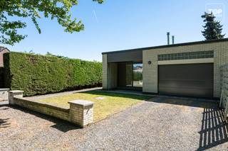Welkom in deze verzorgde en instapklare halfopen bebouwing in een rustige buurt van Evergem. Deze charmante gelijkvloerse woning combineert comfortabel wonen met een praktische indeling en tal van recente renovaties, waardoor u hier meteen uw thuis van kunt maken.<br /><br />De woning beschikt over een lichtrijke en ruime leefruimte, een volledig vernieuwde keuken met kwaliteitsvolle toestellen, drie volwaardige slaapkamers, een moderne badkamer met inloopdouche en een aparte garage met automatische sectionaalpoort. Dankzij de gelijkvloerse indeling geniet u bovendien van extra wooncomfort en toegankelijkheid.<br /><br />De voorbije jaren werd de woning grondig aangepakt met aandacht voor energiezuinigheid en hedendaags wooncomfort. Zo werden onder meer het dak en de spouwmuren geïsoleerd, de ramen en voordeur vernieuwd met hoogrendementsglas en werden ook de keuken, badkamer, vloeren en binnendeuren volledig vernieuwd. Dit resulteert in een gunstig EPC-label B.<br /><br />Buiten geniet u van een aangename tuin en een perceel van 352 m², ideaal om tot rust te komen of gezellig te genieten met familie en vrienden. De woning is rustig gelegen, maar toch dichtbij winkels, scholen, openbaar vervoer en belangrijke verbindingswegen.<br /><br />Troeven van deze woning:<br /><br />Gelijkvloerse woning met praktische indeling<br />3 slaapkamers<br />Vernieuwde keuken en badkamer<br />EPC label B<br />Dak- en muurisolatie<br />Aluminium ramen met hoogrendementsglas<br />Elektriciteit conform<br />Garage met automatische poort<br />Rustige ligging in Evergem<br /><br />Naastgelegen woning staat ook te koop, ideaal voor kangoeroewonen. https://bit.ly/3PATzX1<br /><br />Contacteer Top Vastgoed voor meer info en een bezoek op 0475 700 700.