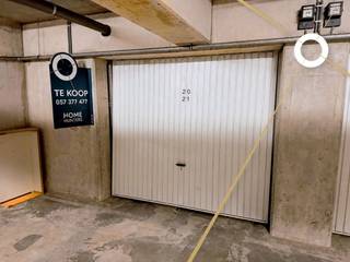 Ruime ondergrondse garagebox te koop op toplocatie in Residentie Proostdij – Kortemark<br /><br />Op zoek naar een veilige en praktische parkeer- of opslagoplossing in het centrum van Kortemark? Deze uitzonderlijk ruime ondergrondse garagebox in Residentie Proostdij, gelegen aan de Markt van Kortemark, biedt een unieke kans.<br /><br />De garage onderscheidt zich door haar dubbele lengte, waardoor er niet alleen plaats is voor een wagen, maar tevens extra ruimte beschikbaar is voor fietsen, motoren, opslag of hobbygerief. Dankzij de ondergrondse ligging geniet u van optimale veiligheid en bescherming tegen weersinvloeden.