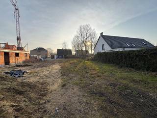 Gunstig in Zevendonk (tussen Turnhout &amp; Kasterlee) gelegen bouwperceel van 602m², aangeduid als lot 1 op verkavelingsplan. Geschikt voor villabouw met inpandige garage.
Rustig gelegen in het landelijke Zevendonk en kort bij de autosnelweg E-34 Antwerpen-Eindhoven, met directe fietsroutes naar Turnhout en Kasterlee. 
Laatste lot bouwgrond in deze verkaveling. Bouwvoorschriften op eenvoudig verzoek op te vragen. 