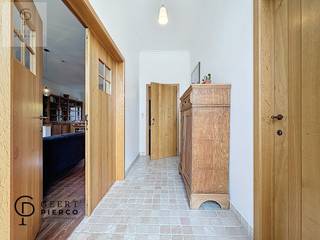 Authentiek, volledig gerenoveerd en afgewerkt met hoogwaardige materialenIn het hart van Wezeren vinden we deze uitzonderlijke woning, oorspronkelijk...