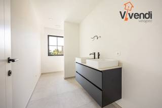 <p>Stijlvol en energiezuinig wonen in de schaduw van de Sint-Michielskerk – laatste units!<br /><br />Aan de rand van het centrum, op een unieke en bijzonder rustige locatie onder de beschermende schaduw van de iconische Sint-Michielskerk, vindt u dit exclusieve nieuwbouwproject. Een charmante combinatie van hedendaagse architectuur, energiezuinig comfort (EPC-label A) en historische charme.<br />Wat mag u verwachten?<br />Elke woning is gebouwd volgens de nieuwste normen en beschikt over:<br />Een ruime inkomhal met gastentoilet<br />Een lichtrijke leefruimte met zicht op en toegang tot de private tuin<br />Een volledig uitgeruste eetkeuken<br />Aangrenzende wasplaats met toegang tot de ondergrondse parking en berging<br />3 volwaardige slaapkamers op de eerste verdieping<br />Een volledig uitgeruste badkamer met toilet<br />Een royale zolderverdieping (optioneel af te werken tegen meerprijs)<br />De private tuin beschikt over een praktische tuinberging en is tevens bereikbaar via een achterliggende servitude.<br /><br />Troeven:<br />Energiezuinig wonen (A-label)<br />Inclusief ondergrondse parkeerplaats en berging<br />Instapklaar!<br />Rustige, autoluwe ligging met uitstekende verbindingen richting Turnhout en Tilburg<br />Vlotte bereikbaarheid met fiets, auto én openbaar vervoer<br /><br />Dit is de perfecte mix van rust, comfort en bereikbaarheid. Ideaal voor wie stijlvol en toekomstgericht wil wonen op een historische locatie.<br /><br />Interesse? Contacteer ons vandaag nog voor meer informatie of een bezoek ter plaatse.</p>