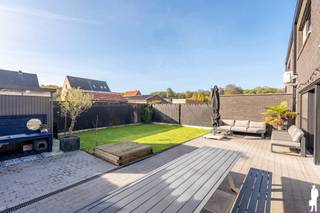 <p><strong>Energiezuinige BEN-woning met 4 slaapkamers in een rustige, doodlopende straat te Oostmalle</strong></p>
<p>Op zoek naar een moderne, comfortabele en energiezuinige woning op een rustige locatie? Deze halfopen bebouwing in Oostmalle combineert hedendaags wooncomfort met slimme technologie en een <strong>uitstekende energieprestatie</strong>. Gelegen in een <strong>doodlopende straat </strong>geniet u hier van een aangename woonomgeving, ideaal voor wie rust en privacy weet te appreciëren.</p>
<p>Dankzij het gunstige <strong>EPC-label A</strong>, <strong>de zonnepanelen en het C+ ventilatiesysteem</strong> woont u hier bijzonder energiezuinig. Bovendien is de woning uitgerust met <strong>slimme domotica</strong>, waarmee u tal van functies eenvoudig vanop afstand bedient via uw smartphone. De <strong>elektrische rolluiken over de gehele woning,</strong> het <strong>geïntegreerde alarmsysteem en airconditioning </strong>zorgen voor extra comfort en veiligheid.</p>
<p>Met maar liefst<strong> vier ruime slaapkamers, </strong><strong>twee badkamers </strong>en een<strong> ingemaakte bureau</strong> in de nachthal, biedt deze woning alle ruimte voor een gezin, thuiswerk of een hobbykamer. De praktische indeling zorgt ervoor dat iedereen kan genieten van zijn eigen plek.</p>
<p>De leefruimtes op het gelijkvloers vormen het hart van de woning, met plaats voor een <strong>gezellige zithoek</strong>, een eetruimte en een keuken. Daarnaast beschikt de woning over een <strong>inpandige garage, een zolder </strong>en een handige <strong>bergruimte</strong>, wat extra gemak biedt voor dagelijks gebruik.</p>
<p><strong>De troeven op een rij:</strong></p>
<ul>
<li>Gelegen in een rustige, doodlopende straat te Oostmalle</li>
<li>BEN-woning met EPC-label A</li>
<li>Zonnepanelen en C+ ventilatiesysteem</li>
<li>Slimme domotica</li>
<li>Elektrische rolluiken over de gehele woning</li>
<li>Alarmsysteem</li>
<li>Vier ruime slaapkamers met airconditioning</li>
<li>Twee badkamers</li>
<li>Regenwaterput</li>
<li>Inpandige garage</li>
</ul>
<p><strong> </strong></p>
<p><strong>Een ideale thuis voor wie energiezuinig, comfortabel en toekomstgericht wil wonen.</strong> Ontdek zelf de troeven van deze mooie woning en laat u verrassen door de combinatie van rust, ruimte en moderne technologie!</p>
<p>Interesse? Neem gerust contact op voor meer informatie of een bezoek ter plaatse.</p>