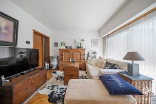 KIJKDAG OP 10/10 *** Reserveer je tijdsslot via www.polares.eu ***<br /><br />Dit ruime appartement van ongeveer 98 m² is gelegen in Nederokkerzeel en beschikt over een aangename en praktische indeling. De leefruimte sluit aan op de keuken en de berging. Daarnaast zijn er twee slaapkamers en een badkamer met ligbad, enkele wastafel en aansluiting voor de wasmachine.<br /><br />Een extra troef is het balkon/terras, waar u in alle rust van de buitenlucht kunt genieten. Bij het appartement horen eveneens een garage en een privatieve kelder, wat zorgt voor extra bergruimte en parkeermogelijkheid.<br /><br />Het appartement is op te frissen en biedt de mogelijkheid om het naar eigen smaak en wensen in te richten. Er is geen lift aanwezig. De maandelijkse gemeenschappelijke kosten zijn zeer laag.<br /><br />Ook op technisch vlak biedt deze woning enkele belangrijke troeven: er is geen asbest aanwezig, de elektrische installatie werd volledig vernieuwd met nieuwe leidingen, stopcontacten en lichtschakelaars, en is conform gekeurd. Bovendien geldt er geen renovatieverplichting. De plannen en beschikbare attesten zijn te raadplegen op onze website.<br /><br /><br />Een ruim en praktisch appartement met twee slaapkamers, balkon/terras, garage en kelder, gelegen in Nederokkerzeel en met zeer lage maandelijkse kosten.