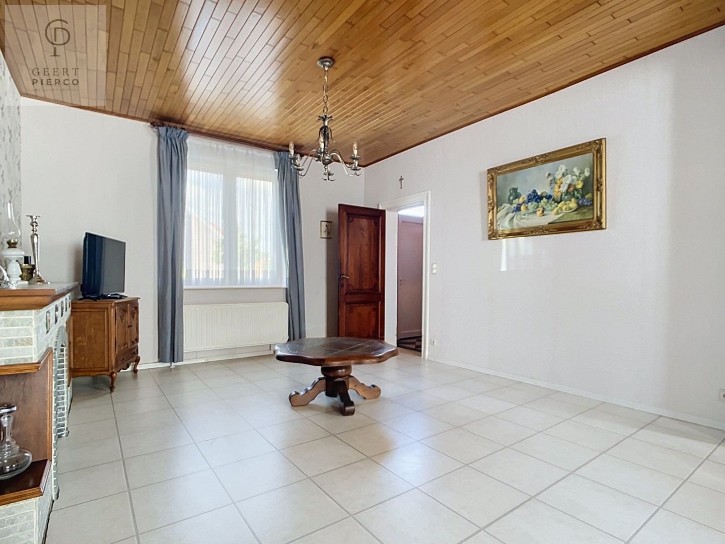Ruime woning met binnenkoer, stallingen en tuin vlakbij oprit van E40. - foto 4