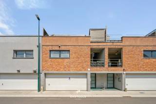 Op zoek naar een woning met ruimte, rust en voldoende wooncomfort? Deze goed onderhouden, instapklare bel-etage aan de Prins Boudewijnlaan 42 in Assenede biedt het allemaal. Met een ruim bewoonbare oppervlakte van 228 m² en een gunstig EPC B-label is dit een ideale match voor gezinnen, starters of wie wonen wil combineren met een zelfstandige activiteit.<br /><br />De woning in het kort:<br />*Maar liefst 228 m² bewoonbare oppervlakte.<br />*Riant dakterras (60 m²): Genieten in alle rust met een adembenemend, agrarisch uitzicht over de achterliggende velden.<br />*Dubbele garage: Royale parkeer- en stockageplaats op het gelijkvloers<br />*Instapklaar: Lichtrijke leefruimtes met op maat gemaakte kasten, een ingerichte keuken met extra ensuite terras (9m²)<br />*Energiezuinig: Een gunstig EPC-label B.<br />*3 tot 4 slaapkamers: Momenteel 3 volwaardige kamers, met een vlotte mogelijkheid tot een 4e slaapkamer.<br /><br />Praktische indeling:<br />Bij binnenkomst op het gelijkvloers valt meteen links de grote dubbele garage op. Op de eerste verdieping bevindt zich de lichtrijke woon- en eetkamer met een handige berging. Koken doet u in een volledige uitgeruste keuken, die direct toegang geeft tot een gezellig ensuite terras. De badkamer is een absolute troef: vanuit het ligbad of de douche geniet u van het prachtige, rustgevende panorama.<br /><br />Toplocatie met uitstekende bereikbaarheid:<br />U woont hier in een rustige, groene bubbel op een boogscheut van het levendige centrum van Assenede, met scholen en winkels vlakbij. Daarnaast is de bereikbaarheid uitstekend: via de nabijgelegen E34 (Expresweg) staat u in een mum van tijd in hartje Antwerpen of rijdt u rechtstreeks naar de kust (Knokke).<br /><br />Kortom; een unieke kans op een complete, energiezuinige en uitzonderlijk ruime woning met een uitzicht dat nooit verveelt.<br /><br />Plan uw bezoek op 0476/82.02.53 of vraag meer informatie aan en kom dit unieke pand zelf ontdekken!<br />