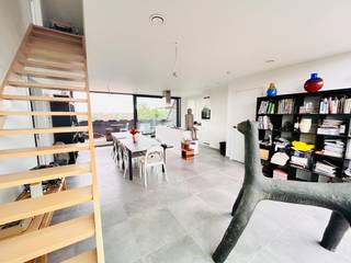 Luxueus duplexappartement met 2slp en terras in BoezingeOp zoek naar een recent, modern, ruim en instapklaar appartement vlak bij Ieper? Dit prachtig...
