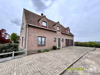 Ontdek deze prachtige villa in fermettestijl met dubbele garage en tuin, gelegen in een rustige laan in een kindvriendelijke en residentiële...