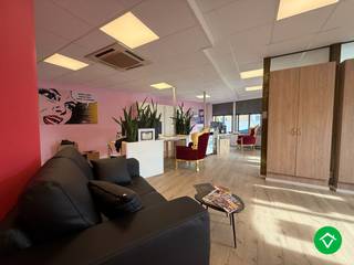 Deze instapklare kantoorruimte kan ook dienst doen als winkel- of praktijkruimte.Deze handelseigendom is gelegen op een hoek waardoor u een...