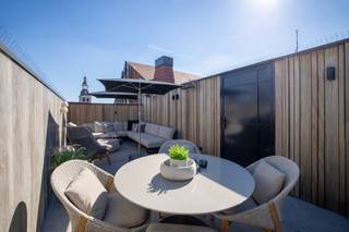 In the center of Hasselt, this exceptional mansion is located: a sublime combination of classical grandeur and contemporary top comfort. The site is part of the historic city center. <br />On this historic location, the existing house was demolished in 2014 and completely rebuilt according to the design of architect Jo Berben. The completion followed at the end of 2016. <br />With a living area of ​​approximately 400 m², an energy label A, and an excellent level of finish, this is a forward-thinking and sustainable city residence where every detail has been carefully considered. <br />This exceptional city residence offers spacious and stylish living spaces spread over multiple floors. The majestic entrance hall with a ceiling height of almost 5 meters, with a guest cloakroom and private walk-in cloakroom, forms an impressive reception. The light-filled living space and high-quality kitchen with cooking island form the heart of the house and create an ideal place to live and entertain guests. <br />The house has a spacious master suite with dressing room and luxury bathroom, supplemented with a comfortable guest room and the possibility to easily create a third bedroom. In addition, the house has a unique, private rooftop terrace that offers a peaceful outdoor space in the middle of the city. <br />On the mezzanine floor, there are two integrated office workspaces with wall-to-wall built-in filing cabinets, ideal as stylish and practical home office space. In the basement, there is also a linen room with wall-to-wall wall cabinets and a spacious fitness room.<br /><br />Extraordinary features <br />⁃ Historic location with timeless architecture <br />⁃ 400 m² of pure luxury and refinement <br />⁃ Absolute privacy with panoramic views <br />⁃ Two bedrooms (possibility of three) <br />⁃ Two bathrooms <br />⁃ Stylishly decorated elevator with continuous glazed ceramic tiles <br />⁃ Indoor garage + possibility of an additional garage box (option) <br />⁃ Energy label A <br />⁃ Air conditioning, heating, and ventilation system <br />⁃ Underfloor and wall heating throughout the entire house <br />⁃ Solar panels <br />⁃ Integrated Bose audio system and design Samsung large screen <br />⁃ Niko Home Automation (also controllable via smartphone) <br />⁃ Alarm and camera system with monitoring center <br />⁃ Fire alarm system <br /><br />A rare offer where urban dynamism, peace, comfort, and luxury harmoniously come together in the beating heart of Hasselt. A house with a story - and a unique place in the history of Hasselt.