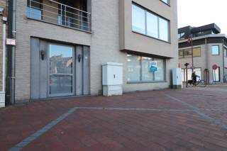 Op de markt in Lichtervelde bevindt zich dit ruim hoekappartement, gelegen op het gelijkvloers met tuintje en garage. <br /><br />Er is een lichtrijke leefruimte met aansluitend de keuken. Ook zijn er 2 ruime slaapkamers en een badkamer. Vanuit de tuin is er ook toegang tot de garage met plaats voor 1 wagen.<br /><br />Prijs: 850 euro + 30 euro syndickosten per maand