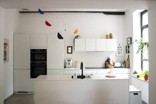 TE HUUR - GENT. Op een absolute toplocatie aan het sfeervolle Prinsenhofplein in Gent bevindt zich dit volledig vernieuwde en hoogwaardig afgewerkte gelijkvloerse appartement van ca. 150 m², gecombineerd met een afzonderlijke studio- of praktijkruimte. Deze unieke eigendom biedt een uitzonderlijke combinatie van comfortabel wonen en professioneel gebruik, met tal van mogelijkheden voor vrije beroepen, thuiswerk, of een aparte gastenverblijf.<br /><br />Het appartement beschikt over een ruime en lichtrijke leefruimte met een stijlvolle open keuken voorzien van een kookeiland, twee volwaardige slaapkamers, een moderne badkamer uitgerust met een dubbele lavabo en een ruime inloopdouche, evenals een praktische berging/wasplaats. Via het aangename terras bereikt u de afzonderlijke praktijkruimte of studio, die volledig geïntegreerd is in het geheel maar toch voldoende privacy biedt.<br /><br />Daarnaast beschikt het pand over een afgesloten fietsenberging en geniet het van een uitstekende ligging in het historische hart van Gent, op wandelafstand van winkels, horeca, openbaar vervoer en het stadscentrum.<br /><br />Een veelzijdige en instapklare eigendom met tal van gebruiksmogelijkheden.<br /><br />Huurprijs: € 1.850/maand. Algemene kosten: € 100/maand. EPC: Label B – EPC-code 0002318552