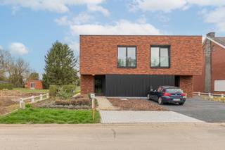 In een rustige en residentiële straat te Zemst bevindt zich deze moderne halfopen nieuwbouwwoning, gebouwd eind 2022 (onder registratierechten)...