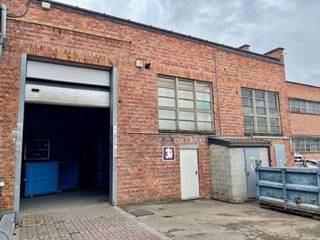 <strong>Entrepôt ou atelier de grande superficie, chauffé, avec accès indépendant aux deux halls via deux portes sectionnelles.</strong><br />Bureaux situés au rez-de-chaussée, sanitaires et réfectoire aménagés à l’étage.<br />Le site est sécurisé et bénéficie d’un service de conciergerie disponible 360 jours par an.<br />Excellente accessibilité grâce à la proximité immédiate de la RN25 et de l’E411.