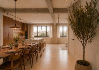 Exclusief wonen in het hart van Antwerpen? Dit royale appartement van maar liefst 157 m² aan de Ankerrui wordt volledig high-end afgewerkt en combineert ruimte, luxe en hedendaags wooncomfort.<br /><br />Een absolute blikvanger is de lift die rechtstreeks uitkomt in de woonkamer, wat meteen zorgt voor een uniek en exclusief karakter. De royale, lichtrijke leefruimte biedt alle mogelijkheden voor een stijlvolle woon- en eetkamer.<br /><br />Het appartement beschikt verder over 3 ruime slaapkamers, een moderne badkamer, apart toilet en praktische berging. Met 2 terrassen van ca. 16 m² en 4 m² geniet u bovendien van maar liefst 20 m² buitenruimte midden in de stad. Een kelderberging is verplicht mee aan te kopen (prijzen vanaf 8.250 euro) en er is optioneel een dubbele garage voor 67.500 euro.<br /><br />De ligging is ideaal: het historische centrum, winkels, restaurants, cafés en openbaar vervoer bevinden zich vlakbij.<br /><br />Troeven: 157 m² – 3 slaapkamers – high-end afwerking – lift rechtstreeks in de woonkamer – 2 terrassen.<br /><br />Een unieke kans voor wie ruim en luxueus wil wonen in Antwerpen. Neem contact voor meer info via ons kantoor op 03 360 85 30.