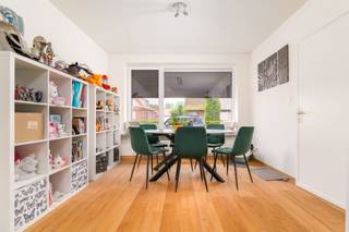 Appartement clé en main au rez-de-chaussée avec jardin, garage et carport près du Parc TivoliDans un petit immeuble avec seulement deux appartements, vous trouverez cet appartement très lumineux et habitable immédiatement, accessible par un hall d'entrée entièrement privé.L'appartement se compose d'un hall d'entrée spacieux avec WC visiteurs, d'un séjour lumineux et d'une cuisine pratique avec vue sur le jardin et accès direct à celui-ci. La salle de bains est équipée d'une douche et d'un lavabo. En outre, il y a deux chambres spacieuses de près de 15 m² chacune.Le garage intérieur est un atout supplémentaire, idéal pour les vélos, le stockage supplémentaire ou une buanderie. Au fond du jardin, il y a également un abri pour une voiture.Avec un score EPC favorable (label B), il s'agit d'une maison économe en énergie avec de faibles coûts de fonctionnement, un investissement précieux pour l'avenir.L'emplacement est excellent : à proximité du verdoyant parc Tivoli, des écoles et des commerces, et avec un accès facile aux autoroutes R6 et E19. Idéal pour ceux qui souhaitent combiner le calme et le confort avec une accessibilité optimale.