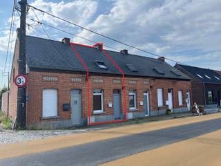 Recent gerenoveerde woning met twee slaapkamers<br /><br />INDELING GELIJKVLOERS<br />Woonkamer met trap naar de verdieping<br />Aparte eetkamer, <br />Keuken (deze wordt nog geïnstalleerd)<br />Badkamer met douche, lavabo en toilet.<br />Wasplaats met aansluiting voor wasmachine.<br />Afgesloten terras/koer.<br /><br />Vanuit het terras/de koer is er toegang tot een garagebox, gelegen achter de woning.<br /><br />EERSTE VERDIEPING<br />Twee slaapkamers.<br /><br /><br />BIJZONDERHEDEN<br />Recent gerenoveerd.<br />Vrij op 01/10/2026.<br />Contract: 1 jaar.<br />Airco wordt nog geïnstalleerd.