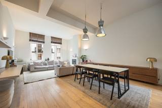 <p>Wonen in Sint-Andries, tussen ’t Zuid en het historisch centrum</p><p>De Salm-Salmstraat ligt zo’n beetje op de grens van twee werelden. Aan de ene kant ’t Zuid met zijn musea en cafés, aan de andere kant het historische centrum met zijn pleinen en straatjes. En daartussen zit Sint-Andries. Een buurt die al jaren haar eigen karakter heeft. Op wandelafstand ligt de Sint-Andriesplaats, die binnenkort opnieuw wordt aangelegd.</p><p>Achter deze gevel schuilt een ruime herenwoning met karakter en volume. Een huis dat je niet meteen verwacht wanneer je de straat doorwandelt.</p><p>• Topligging tussen ’t Zuid en het historisch centrum<br />• Gelegen in de geliefde Sint-Andrieswijk<br />• Ruime herenwoning met veel volume<br />• Grote leefruimte met hoge plafonds<br />• 3 slaapkamers<br />• 2 badkamers <br />• Inpandige garage<br />• Buitenruimte</p><p>Binnen valt meteen de ruimte en de hoge plafonds op. De leefruimte, op de eerste verdieping, strekt zich uit over de volledige diepte van de woning. Met hoge plafonds die het geheel extra adem geven. Een lange tafel, een zithoek, misschien nog een leesplek. Het kan hier allemaal zonder dat het krap wordt. <br />De mooie houten vloer zorgt voor warmte en karakter en brengt rust in de ruimte.</p><p>De open keuken (2020) sluit aan op de leefruimte en is praktisch ingericht met alle comfort.</p><p>Op de tweede verdieping bevinden zich twee ruime slaapkamers. Op de bovenste verdieping ligt nog een derde, volwaardige slaapkamer met een toegang tot het plat dak (ingericht als terras, niet vergund). Twee van de drie slaapkamers beschikken over ingebouwde kasten.</p><p>Daarnaast zijn er twee badkamers: één met ligbad en één met douche. Handig, zeker op drukke ochtenden.</p><p>De inpandige garage is een luxe die je in deze buurt niet vaak tegenkomt. Er is een kleine buitenruimte op het gelijkvloers voor vuilbakken.</p><p>Dit is zo’n woning waar je binnenkomt en meteen denkt: hier zit potentieel. Voor een gezin, voor wie ruimte zoekt in de stad, of gewoon voor wie graag wat meer plaats heeft rond zich.</p><p>Wonen in Sint-Andries betekent dat je de stad echt beleeft. Met de beste koffiebars, terrasjes en winkels gewoon om de hoek.</p><p>Plan je bezoek via www.sinjoor.be of bel ons voor meer informatie 03 283 05 00.</p>