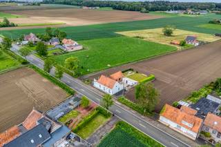 Dit alleenstaand huis te koop is ideaal gelegen met een vlotte verbinding naar Abele en het centrum van Poperinge. Het perceel van 600 m² biedt...