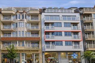 Topaanbieding – Uitzonderlijk ruim appartement gelegen in een stijlvolle residentie<br />Ontdek dit uitzonderlijk appartement, gelegen in een elegante residentie. Dit pand onderscheidt zich door zijn royale volumes, uitstekende ligging, hoogwaardige afwerking en een indrukwekkende gevelbreedte van ca. 10 meter. Bovendien geniet u van meerdere zonnige terrasjes, wat het wooncomfort compleet maakt.<br />Indeling:<br />Ruime inkomhal met gastentoilet en tal van ingemaakte kasten. De bijzonder ruime leefruimte afgewerkt met een massieve eiken parketvloer baadt in het licht en omvat een sfeervol salon met maatkasten en een gezellige gashaard. De open, volledig geïnstalleerde keuken is voorzien van alle hedendaags comfort, waaronder een Quooker-kraan, wijnfrigo, combi-oven en een Falcon fornuis. Vooraan bevinden zich twee aangename terrasjes.<br />Verder is er een aparte berging/wasplaats.<br />De master suite beschikt over ingemaakte kasten, een aparte dressing en een stijlvolle badkamer. De slaapkamer geeft rechtstreeks uit op het terras achteraan.<br />Tweede volwaardige slaapkamer. Aparte douchekamer.<br />De derde slaapkamer is bijzonder praktisch ingericht met een uitklapbaar stapelbed én een uitklapbaar dubbel bed, en beschikt over een aanpalende badkamer. Beide kamers geven uit op het tweede terras achteraan.<br />Dit appartement is een absolute aanrader dankzij de kwalitatieve afwerking, de uitzonderlijke ruimtes en het doordachte ontwerp.<br />Inclusief twee privatieve kelders in de residentie en fietshaken.