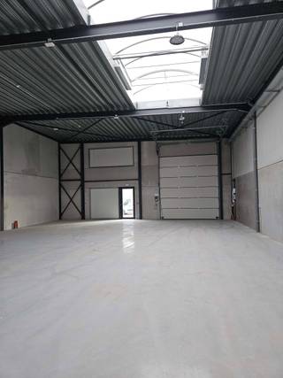 <p>Op zoek naar een vlot bereikbare bedrijfsruimte met groeipotentieel? Dit <strong>KMO pand van 337,60 m²</strong> bevindt zich in <strong>Business Park Aero</strong>, een recent en actief bedrijvenpark vlak bij de luchthaven van Charleroi.</p><p>De omgeving is volledig ingericht en meerdere ondernemingen zijn hier al operationeel. Dat zorgt voor een professionele setting waar ondernemen vanzelfsprekend wordt. De unit is modulair opgebouwd en kan eenvoudig aangepast worden aan de noden van je activiteit.</p><h3>Wat mag je verwachten?</h3><ul><li><p>337,60 m² functionele bedrijfsruimte</p></li><li><p>privatieve parkeerplaatsen</p></li><li><p>aparte inkom</p></li><li><p>mogelijkheid tot mezzanine</p></li><li><p>flexibele indeling met multifunctioneel gebruik</p></li></ul><p>Deze KMO unit is geschikt voor uiteenlopende activiteiten zoals opslag, werkplaats, atelier, magazijn of kantoorruimte. Indien gewenst kunnen units gecombineerd worden.</p><h3>Centrale ligging</h3><ul><li><p>snelle verbinding met E420 en N568</p></li><li><p>vlak bij de luchthaven van Charleroi</p></li><li><p>15 minuten van centrum Charleroi</p></li><li><p>vlotte bereikbaarheid richting Nijvel en La Louvière</p></li></ul><p>In de nabije omgeving vind je supermarkten, horecazaken, banken en tankstations.</p><p><strong>Adres:</strong> Rue de Bordeaux, 6040 Charleroi</p><p>Meer weten of een bezoek plannen?<br />Bel <strong>+32 472 89 60 18</strong>.</p>