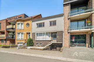Op een boogscheut van het centrum van Hasselt vindt u deze zeer charmante gesloten bebouwing. Verschillende originele elementen zijn behouden en het huis heeft een praktische indeling met maar liefst 196m² bruikbare vloeroppervlakte.<br />De woning is grotendeels onderkelderd en beschikt over één autostaanplaats in de kelder die via een garagepoort aan de voorkant bereikbaar is.<br />De woonkamer heeft een oppervlakte van ±50m² en is met licht overgoten door de grote ramen aan zowel voor- als achterzijde. Aan de achterkant is er directe aansluiting met het terras. De keuken is bij de woonkamer en voorzien van een origineel doorgeefluik. Andere originele elementen die behouden kunnen blijven zijn de houten vloer in de woonkamer en de glas in lood ramen tussen inkomhal en woonkamer. Achter de woning ligt de verrassend grote stadstuin voorzien van terras en tuinhuis en met veel privacy!<br />Dit is een renovatieproject waarbij u kan vertrekken vanuit een solide basisstructuur en waarbij de praktische indeling en originele elementen behouden kunnen blijven.<br />Samengevat: een pand met veel mogelijkheden, ideaal voor de starters en de investeerders.<br /><br />INDELING:<br /><br />Gelijkvloers (±110m²):<br />- Inkomhal<br />- Toilet<br />- Woonkamer<br />- Keuken<br />- Terras<br /><br />Verdieping (±86m²):<br />- Nachthal<br />- Badkamer met toilet – lavabo – douche<br />- Slaapkamer 1<br />- Slaapkamer 2<br />- Slaapkamer 3<br />- Slaapkamer 4<br /><br />Kelder (±80m²):<br />- Technische ruimte<br />- Garage met staanplaats voor één wagen<br /><br />TROEVEN:<br />- Schitterende ligging: op 2km van Hasselt centrum en met het dorpscentrum van Kuringen om de hoek<br />- Horeca, winkels, sportfaciliteiten en scholen op wandel- dan wel fietsafstand<br />- Woning met veel charme en een degelijke basisstructuur<br />- Leuke achterliggende stadstuin met veel privacy<br />- Volledig naar eigen smaak te renoveren<br />- Ideaal voor de starter die in Hasselt wilt wonen!<br />