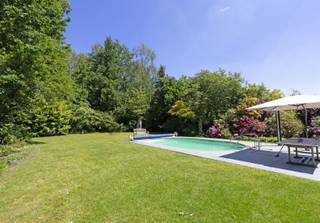 <p><span>In een van de meest exclusieve straten van Hasselt bevindt zich deze karaktervolle villa uit 1975, gelegen op een perceel van maar liefst ±24are42. De woning onderscheidt zich door haar moderne architectuur en uitzonderlijk potentieel. Ideaal voor wie op zoek is naar een stijlvolle renovatie op een toplocatie! </span></p><p><span> </span></p><p><span>Bij het betreden van de woning komt u terecht in een ruime inkomhal met vestiaire en gastentoilet. Aansluitend bevindt zich een afzonderlijke bureauruimte, ideaal voor thuiswerk of een vrij beroep. De leefruimte werd ontworpen met oog voor sfeer en omvat een zithoek, een gezellige zitkuil met houthaard, een eetplaats en een ruime leefkeuken. Verder biedt de lichtrijke tuinkamer een aangenaam contact met de tuin en het omliggende groen.</span></p><p><span> </span></p><p><span>Op het gelijkvloers bevinden zich daarnaast een praktische zij-ingang, een polyvalente ruimte die perfect kan dienen als hobbyruimte of koele berging, evenals twee inpandige garages waarvan één momenteel ingericht werd als wasplaats.</span></p><p><span> </span></p><p><span>De verdieping beschikt over een ruime, lichtrijke overloop die toegang geeft tot vier volwaardige slaapkamers, waarvan twee voorzien zijn van een wastafel. Twee slaapkamers hebben bovendien toegang tot een privéterras. De badkamer is uitgerust met een ligbad, douche, bidet en dubbele wastafel. Verder is er een apart toilet en een praktische linnenkast.</span></p><p><span> </span></p><p><span>Ook de kelderverdieping biedt bijzonder veel ruimte en functionaliteit met onder meer een wijnkelder, voorraadkelder, bergingen en technische ruimtes.</span></p><p><span> </span></p><p><span>De volwassen tuin met volgroeide bomen vormt een oase van rust en biedt een prachtig zicht. Privacy gegarandeerd! Verder is er een verwarmd zwembad op warmtepomp. </span></p><p><span> </span></p><p><span>Een unieke eigendom voor wie op zoek is naar ruimte, privacy en architecturale charme op een absolute toplocatie in Hasselt.</span></p><p><span> </span></p><p><span>Extra’s: volledig vergund, afzelia houten ramen met dubbele beglazing, zonnescreens, gescheiden riolering, kruipkelder, ...</span></p><p><span>Breedte perceel op bouwlijn: ±24m</span></p><p><span> </span></p>