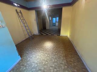 <strong>Woning met 4 slaapkamers en uitweg<br /><br />Indeling</strong><br />gelijkvloers: inkomhal, living met open keuken, wasplaats en badkamer<br />eerste verdiep: 2 slaapkamers<br />tweede verdiep: 2 slaapkamers<br /><br /><strong>Troeven:</strong>
<ul><li>met uitweg achteraan</li><li>terras op eerste verdiep</li><li>centrale ligging </li><li>4 slaapkamers</li></ul>
<br />(geen tuin/ geen koer)