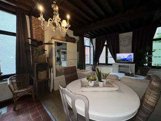 <p><span>Charmante duplex nabij de Vrijdagmarkt!</span></p>
<p><span>Dit duplex appartement is gelegen op de 1ste en 2de verdieping van een gerenoveerd historisch pand en is enkel bereikbaar via de trap. De gezellige woonruimte (32 m²) op parketvloer staat in rechtstreekse verbinding met de open keuken, dewelke voorzien is van een vaatwasser, oven, gasvuur met dampkap en koelkast met vriesvak. Op de 2de verdieping bevindt zich de zeer ruime slaapkamer (24 m²) en badkamer met douche, wastafel, toilet en aansluiting voor een wasmachine.</span></p>
<p><span>Dit appartement is gelegen op een schitterende locatie aan de Vrijdagmarkt, in het kloppend hart van de Modebuurt, tussen het Zuid en de binnenstad. Op wandelafstand van de Groenplaats, Meir, Grote Markt en in de directe nabijheid van gezellige restaurants, cafés en grote winkelstraten.</span></p>
<p><span>Geen gemeenschappelijke kosten - Beschikbaar vanaf 1/4/2026 - Huurovereenkomst 1 jaar (verlengbaar)</span></p>