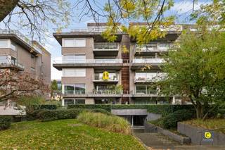 <p><span>Appartement prêt à être emménagé avec 2 terrasses à Veldekens !</span></p><p><span>Cet appartement spacieux et lumineux de 2 chambres à coucher avec un haut niveau de finition est situé au deuxième étage d'un immeuble moderne et bien entretenu avec ascenseur, au milieu du quartier recherché de Veldekens. Cette situation privilégiée offre un cadre de vie agréable, calme et de qualité au milieu d'un environnement verdoyant. De plus, vous bénéficiez d'une situation centrale avec des magasins, des écoles, des parcs, des restaurants, des installations sportives, des transports publics et des routes à deux pas. L'appartement bénéficie d'un EPC B très favorable, d'une installation électrique conforme et il est actuellement loué. Idéal pour une occupation personnelle, mais aussi une excellente opportunité d'investissement.  </span></p><p><span> </span></p><p><span>L'agencement est le suivant :</span></p><p><span> </span></p><p><span>Hall d'entrée, toilettes, espace de vie, cuisine &amp; rangement :</span></p><p><span>Le hall d'entrée spacieux sur un sol carrelé facile d'entretien offre suffisamment d'espace pour un vestiaire (aménagé) et dispose d'une porte de sécurité et d'un vidéophone. C'est là que se trouvent les toilettes pour invités avec lave-mains. L'impression d'espace se prolonge dans l'espace de vie et est encore accentuée par la belle lumière naturelle des deux côtés. Le parquet en bois massif chaud crée une sensation de bien-être et s'intègre parfaitement à tout type d'intérieur. La cuisine ouverte est magnifiquement intégrée et dispose de nombreux espaces de travail et de rangement." Elle est équipée d'appareils électroménagers Whirlpool "de haute qualité, dont une plaque vitrocéramique, un réfrigérateur, un lave-vaisselle, un four et une hotte aspirante (Novy). En outre, vous trouverez à côté une grande pièce de rangement pratique, qui fait également office de buanderie. Vous pourrez y ranger votre stock, votre matériel de nettoyage et votre réfrigérateur/congélateur supplémentaire.</span></p><p><span> </span></p><p><span>Hall de nuit, chambres à coucher &amp; salle de bains :</span></p><p><span>Les deux chambres bénéficient d'une belle surface (environ 12,5 et 15m²) et sont également revêtues de parquet. La chambre principale se trouve à l'avant et dispose d'une connexion TV. La salle de bain rustique est entièrement carrelée, ce joyau comprend une baignoire spacieuse, une douche à l'italienne, un double lavabo, un WC supplémentaire et un radiateur sèche-serviettes.   </span></p><p><span> </span></p><p><span>Terrasses, sous-sol, parking &amp; garage à vélos :</span></p><p><span>Avec une terrasse à l'avant et à l'arrière, vous pouvez profiter du soleil et de l'ombre toute la journée, en toute tranquillité. Les terrasses sont très larges, ce qui est idéal pour les repas ou les bains de soleil. Elles sont équipées d'un point d'éclairage et de l'électricité. La cave spacieuse et privée est incluse dans l'appartement. Vous pouvez facilement y ranger quelques vélos, mais vous pouvez également utiliser le garage à vélos commun dans le complexe de garages souterrains. La place de parking peut être achetée en supplément (€ 20,000).</span></p><p><span> </span></p><p><span>Atouts supplémentaires :</span></p><p><span>- Mobiscore 9.4/10</span></p><p><span>- 116m² (cfr. EPC)</span></p><p><span>- EPC B - 121</span></p><p><span>- Electricité conforme</span></p><p><span>- Compteurs individuels</span></p><p><span>- Système de ventilation central</span></p><p><span>- Parking, cave et local à vélos</span></p><p><span> </span></p>