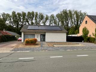 [[ DIT PAND NEEMT DEEL AAN DE ERA OPEN HUIZEN DAG OP 19/9 VAN 14:30 TOT 15:30 ]]
<p><strong>Beringen: gelijkvloerse woning met zwembad en prachtig uitzicht op rustige ligging</strong></p>

<p>Deze gelijkvloerse woning is gelegen aan de Tervantstraat 171 in Beringen, op een rustige locatie met een open en gunstig uitzicht. Dankzij de nabijheid van de E313 geniet u van een uitstekende bereikbaarheid naar omliggende steden, terwijl u toch woont in een aangename en groene omgeving. Een ideale combinatie van rust, comfort en bereikbaarheid.</p>

<p>De woning beschikt over een praktische indeling met een lichtrijke leefruimte, een open leefkeuken en drie volwaardige slaapkamers. Dankzij de inpandige garage en de verzorgde buitenruimte biedt deze eigendom alle comfort voor een gezin of voor wie graag gelijkvloers woont. De tuin met ingebouwd zwembad en ruim tuinhuis vormt de perfecte plek om in alle rust te genieten van het buitenleven.</p>

<p><strong>INDELING:</strong></p>

<p><strong>Gelijkvloers:</strong> inkomhal, lichtrijke leefruimte, open leefkeuken, gastentoilet, drie slaapkamers, badkamer en inpandige garage.</p>

<p><strong>Buiten:</strong> ruime tuin met ingebouwd zwembad, groot tuinhuis en een prachtig vrij uitzicht.</p>

<p><strong>TROEVEN:</strong></p>

<ul><li>Rustige ligging met open en groen uitzicht</li><li>Gelijkvloerse woning met praktische indeling</li><li>Ingebouwd zwembad en groot tuinhuis</li><li>Inpandige garage</li><li>Vlotte verbinding naar de E313</li></ul>

<p>Bent u op zoek naar een instapklare gelijkvloerse woning met een prachtige tuin en uitstekende bereikbaarheid? Ontdek zelf de troeven van deze eigendom in Beringen en plan vandaag nog uw bezoek!</p>

<p><strong>JOUW DROOMWONING. ZO GEVONDEN!</strong></p>