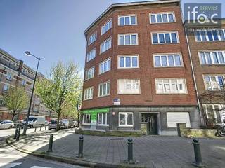 Appartement lumineux bien entretenu au premier étage d'un immeuble de standing à Ixelles, à proximité de l'Université Libre de Bruxelles (ULB) et...