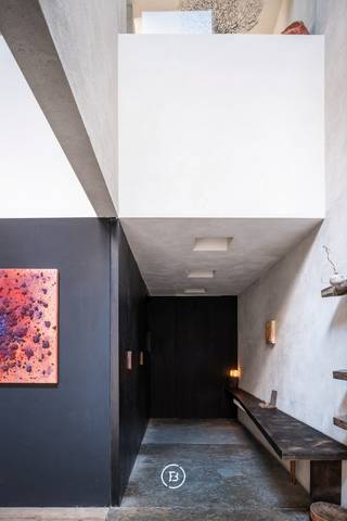 Nous vous invitons cordialement à venir lors de la journée portes ouvertes le 27/06. Veuillez prendre rendez-vous à cet effet.<br /><br />Le prix affiché est un prix de départ de 690 000 €.<br /><br />Cette propriété exceptionnelle est discrètement située dans une rue calme près de la Veldstraat, en plein cœur du centre-ville historique. Un emplacement de premier choix où l'intimité se marie parfaitement avec le dynamisme effervescent de la ville.<br /><br />La propriété a récemment bénéficié d'une rénovation partielle soigneusement réalisée, avec des choix d'intérieur inspirés par le langage formel et la philosophie d'Axel Vervoordt et Tatsuro Miki. Des matériaux et des accents soigneusement sélectionnés offrent une finition contemporaine et épurée avec une touche chaleureuse et intemporelle.<br /><br />Disposition<br />Dès l'entrée, vous ressentez une ouverture et une luminosité exceptionnelles grâce à l'impressionnante vide verticale avec des plafonds atteignant jusqu'à 13 mètres de haut.<br />Le rez-de-chaussée est actuellement aménagé en chambre à coucher, mais convient également parfaitement à une profession libérale ou à une pratique, avec un accès direct à un jardin intérieur discret.<br />Au premier étage, se trouve un espace de vie lumineux avec salle à manger et cuisine attenante.<br />Le deuxième étage comprend un palier et une salle de bains, avec accès à la terrasse sur le toit.<br />Le troisième et dernier étage est réservé à la chambre principale, offrant une vue unique et dégagée sur le beffroi de Gand.<br />Au sous-sol, un espace est prévu pour une salle de bains supplémentaire.<br /><br />Une propriété de caractère rare dans un emplacement exceptionnel, idéale pour ceux qui souhaitent concilier architecture, tranquillité et vie citadine. La maison allie élégance et authenticité avec des possibilités d'utilisation polyvalentes et bénéficie également d'un rendement attractif grâce à une location à court terme réussie.