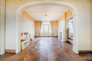 Prachtig herenhuis - 3 slaapkamers, garage, tuin, ideaal vrij beroepSamenstelling:Ruime inkomhal met apart toilet, grote en lichte woonkamer van 35...