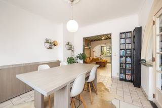 In hartje Borsbeek ontdek je deze instapklare en ruime semi half open eengezinswoning, ideaal voor gezinnen die op zoek zijn naar ruimte en een uitstekende bereikbaarheid.<br /><br />Bij het betreden van de woning kom je terecht in een lichtrijke inkomhal die toegang geeft tot de gezellige leefruimte. Dankzij de vele raampartijen geniet je hier de hele dag door van een aangename natuurlijke lichtinval. Aansluitend bevindt zich een praktische hal met ingemaakte kast. <br /><br />Aansluitend komen we in de ruime keuken terecht. Deze is uitgerust met veel opbergruimte, een oven, dampkap, gasvuur en een lavabo. Vanuit de keuken heb je rechtstreeks toegang tot de zonnige tuin, een waar paradijs voor fruitliefhebbers. Hier geniet je van een prachtige verzameling fruitplanten, waaronder een druivelaar, kiwistruik, kersenboom, frambozen, braambessen en blauwe en rode bessen. De tuin heeft vanaf ongeveer 10 uur 's morgens tot de avond zon en beschikt bovendien over een handige achteruitgang voor fietsen en het buitenzetten van vuilnisbakken.<br /><br />Op het gelijkvloers bevindt zich eveneens een ruime badkamer, uitgerust met een ligbad, aparte douche, lavabo, toilet en aansluitingen voor een wasmachine en droogkast.<br /><br />De eerste verdieping biedt plaats aan vier volwaardige slaapkamers, waarvan drie ruime kamers en één kleinere, ideaal als kinder-, logeer- of bureauruimte.<br /><br />Daarnaast beschikt de woning nog over een ruime, droge kelder die perfect dienst kan doen als extra bergruimte.<br /><br /><u><strong>Troeven van deze woning:</strong></u><br />* Instapklaar, mits kleine opfrissingswerkjes naar eigen smaak<br />* Semi halfopen bebouwing, grenzend aan de nieuwe wijk Windmolenberg waar de kinderen in de zomer heerlijk buiten kunnen spelen<br />* 4 volwaardige slaapkamers<br />* Zonnige tuin met tal van fruitplanten<br />* Praktische achteruitgang voor fietsen en vuilnisbakken<br />* Ruime droge kelder<br /><br />Gelegen tegenover het Fort van Wommelgem en op wandelafstand van het Fort van Borsbeek<br />Vlotte verbinding naar belangrijke invalswegen, winkels, scholen en openbaar vervoer in de directe omgeving<br /><br />Ben je op zoek naar een ruime gezinswoning op een centrale ligging met een heerlijke tuin? Dan is deze woning zeker een bezoek waard!
