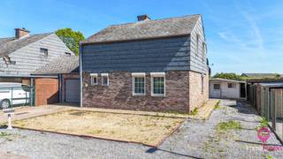 <p>Bij ImmoFusion 7/7 “open huis” : klik op onze 3D-TOUR. Ervaar vastgoed alsof je er zelf doorloopt!<br /><br /></p>
<p>Gelegen in een rustige en aangename straat in Houthalen, vindt u deze volledig gerenoveerde halfopen bebouwing. De woning werd met oog voor kwaliteit en comfort aangepakt en beschikt onder andere over driedubbele beglazing, een zonneboiler en duurzame materialen voor zowel deuren als vloeren. Dit zorgt niet alleen voor een moderne uitstraling, maar ook voor een energiezuinig en aangenaam woonklimaat.<br /><br /></p>
<p>Buiten geniet u van een gezellige en verzorgde tuin met terras, ideaal om te ontspannen of om gasten te ontvangen. De ligging is bovendien een grote troef: winkels, supermarkten, openbaar vervoer en de autostrade bevinden zich op korte afstand. Ook het levendige centrum van Houthalen, met zijn leuke eetgelegenheden en horecazaken, is gemakkelijk bereikbaar te voet of met de fiets.<br /><br /></p>
<p>Binnenin biedt de woning een praktische en doordachte indeling. De ruime leefruimte geniet van veel natuurlijke lichtinval en sluit naadloos aan op de keuken. Aansluitend is er een extra zitruimte, die eveneens toegang geeft tot het terras. Op het gelijkvloers vindt u daarnaast een apart toilet en een ruime, verzorgde garage.<br /><br /></p>
<p>Op de verdieping bevinden zich 3 volwaardige slaapkamers en een badkamer uitgerust met een ligbad en een tweede toilet.<br /><br /></p>
<p>Kortom, een instapklare woning die comfort, ruimte en een uitstekende ligging combineert.<br /><br /><span>Maatregelen opgenomen in het Maatregelenregister: nee</span></p>
<p>Voor een bezichtiging ter plaatse of meer info, bel ons op 078/78.78.70, of kom gewoon binnen op ons kantoor, steeds welkom!</p>